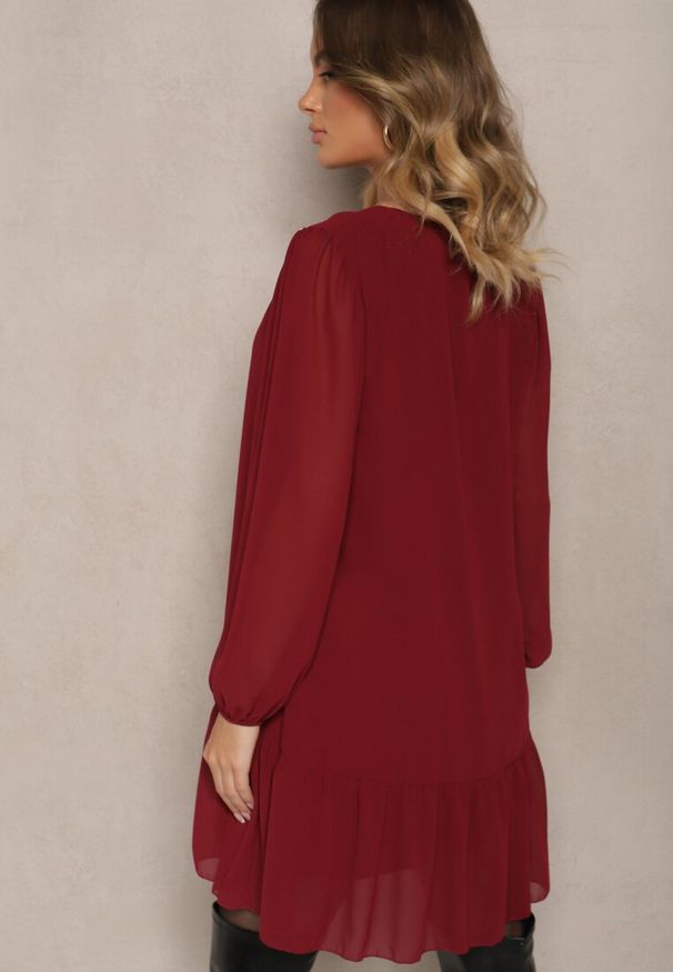 Renee - Bordowa Sukienka z Wiskozą z Bufiastymi Rękawami i Falbanką u Dołu z Siateczki Ilita. Okazja: na co dzień. Typ kołnierza: dekolt w serek. Kolor: czerwony. Materiał: wiskoza. Typ sukienki: proste. Styl: casual