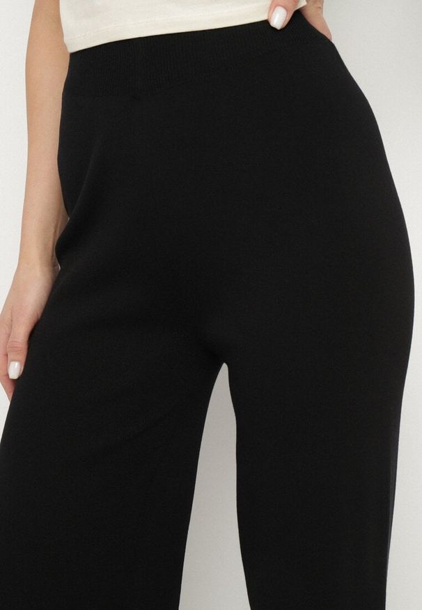 Born2be - Czarne Spodnie z Wiskozą o Szerokim Kroju Erariela. Okazja: na co dzień. Stan: podwyższony. Kolor: czarny. Materiał: wiskoza. Styl: casual