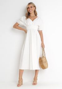 Born2be - Biała Rozkloszowana Sukienka Midi z Ozdobnym Wiązaniem na Plecach i Gumką w Pasie z Lnem Senaida. Okazja: na co dzień. Typ kołnierza: dekolt w kształcie V. Kolor: biały. Materiał: len. Wzór: aplikacja. Styl: klasyczny, casual, elegancki. Długość: midi #3
