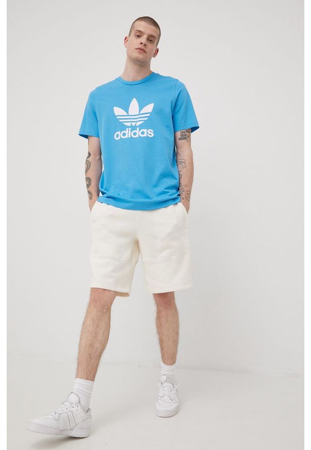adidas Originals szorty Adicolor HC1969 męskie kolor beżowy. Okazja: na co dzień. Kolor: beżowy. Materiał: materiał, bawełna, dzianina. Wzór: gładki. Styl: casual
