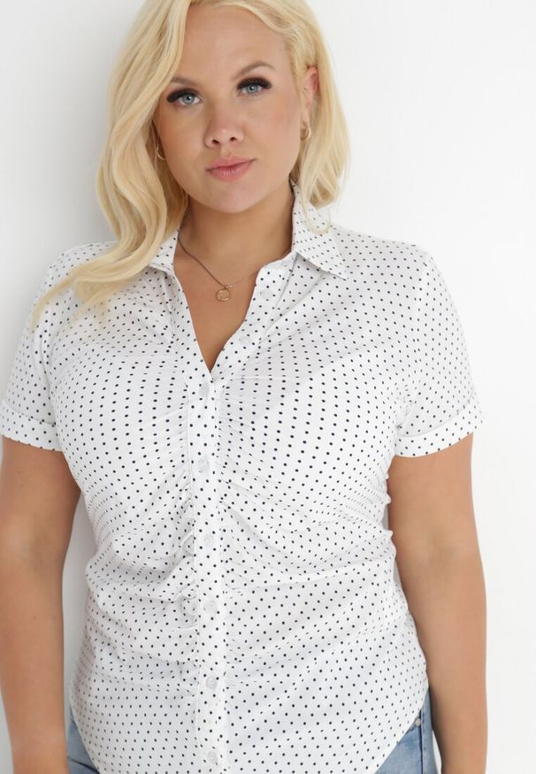 Born2be - Biała Koszula Kasyne. Okazja: do pracy. Kolekcja: plus size. Kolor: biały. Materiał: bawełna. Długość: krótkie. Wzór: kropki. Styl: elegancki, klasyczny