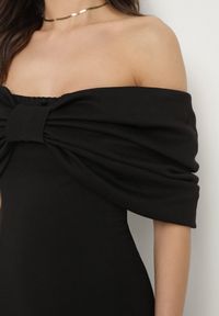 Born2be - Czarna Taliowana Sukienka Dopasowana z Odsłoniętymi Ramionami i Drapowaniem Palamiria. Okazja: na randkę, na imprezę. Kolor: czarny #2