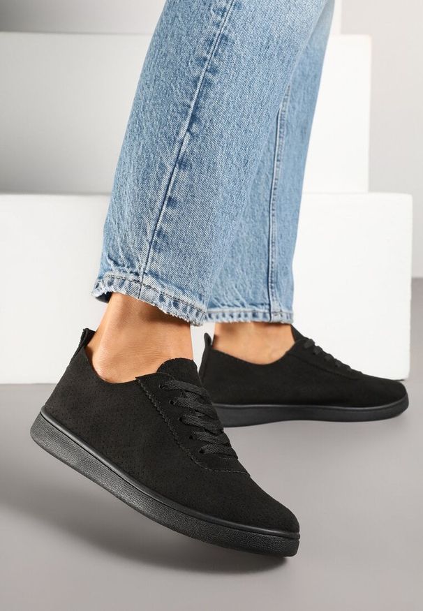 Renee - Czarne Tenisówki z Perforowaną Cholewką Ellivene. Kolor: czarny. Materiał: jeans. Szerokość cholewki: normalna. Styl: sportowy, klasyczny