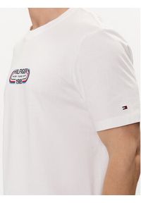 TOMMY HILFIGER - Tommy Hilfiger T-Shirt Track Graphic MW0MW34429 Biały Regular Fit. Kolor: biały. Materiał: bawełna #4