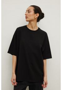 Marsala - Tshirt z HAFTEM w kolorze BLACK - ALLURE. Materiał: bawełna, dzianina, elastan. Wzór: haft. Styl: klasyczny, elegancki #1