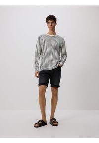 Reserved - Jeansowe szorty slim fit - szary. Kolor: szary. Materiał: jeans