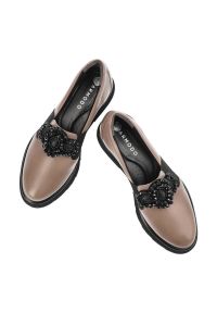 Brązowe Mokasyny Armodo Eleganckie Buty Damskie. Kolor: brązowy. Materiał: skóra. Wzór: aplikacja. Obcas: na obcasie. Styl: elegancki. Wysokość obcasa: średni #4
