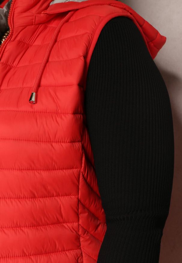 Renee - Czerwona Kamizelka Pikowana z Kapturem Siami. Typ kołnierza: kaptur. Kolekcja: plus size. Kolor: czerwony. Materiał: materiał