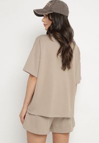 Born2be - Ciemnobeżowy Komplet Oversize z Wiskozą T-shirt i Szorty z Nadrukiem Liravella. Kolor: beżowy. Materiał: wiskoza. Wzór: nadruk