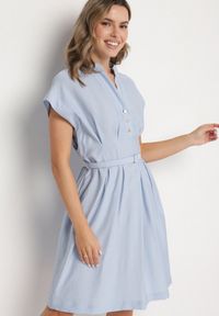 Born2be - Niebieska Sukienka z Wiskozy o Rozkloszowanym Kroju z Paskiem Sepina. Okazja: na co dzień. Typ kołnierza: dekolt w serek. Kolor: niebieski. Materiał: wiskoza. Długość rękawa: krótki rękaw. Wzór: aplikacja. Sezon: lato. Styl: elegancki, casual, klasyczny #7