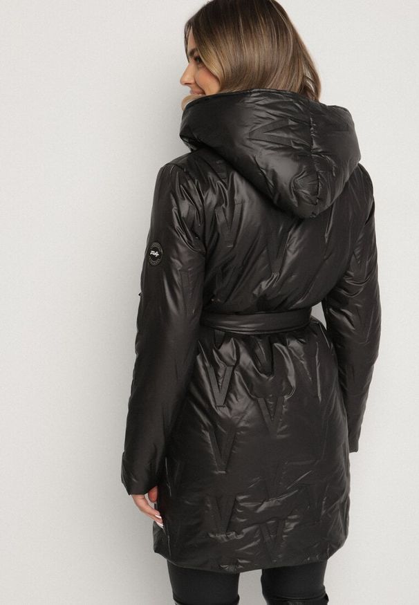 Born2be - Czarna Kurtka z Pikowanymi Przeszyciami Kapturem i Wiązanym Paskiem Erlexie. Okazja: na spotkanie biznesowe, na co dzień, do pracy, na spacer. Kolor: czarny. Materiał: dzianina, jeans. Styl: biznesowy, klasyczny, casual