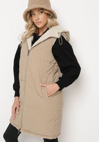Born2be - Ciemnobeżowa Pikowana Kamizelka Dwustronna z Futerkiem Typu Baranek i Kapturem Lertiala. Okazja: na co dzień. Kolor: beżowy. Materiał: futro. Wzór: aplikacja. Styl: casual, elegancki, klasyczny #1