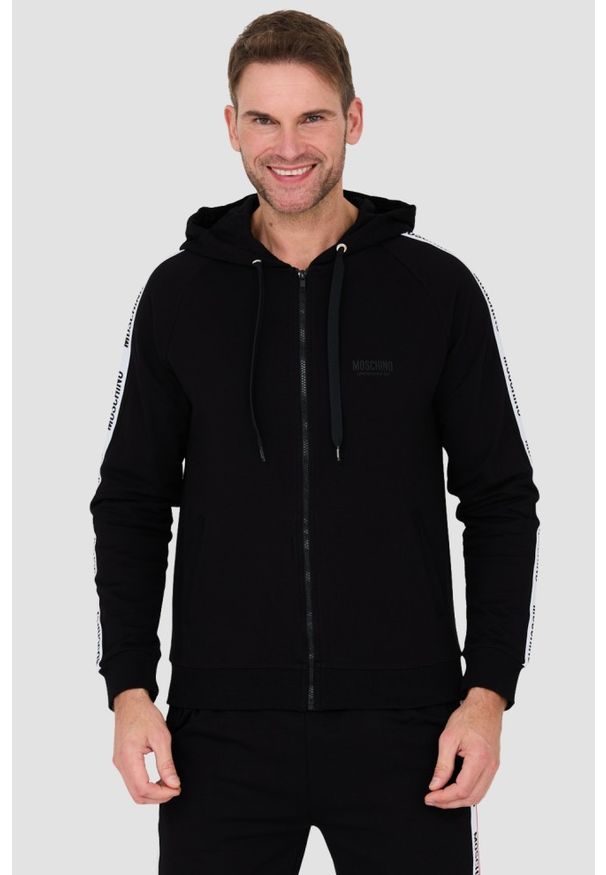 MOSCHINO Czarna męska bluza z kapturem i lampasami, Rozmiar M. Typ kołnierza: kaptur. Kolor: czarny
