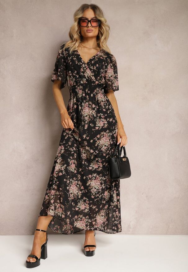 Renee - Czarno-Różowa Sukienka Kopertowa z Krótkim Rękawem Wiązana z Tyłu z Gumką w Talii Cristola. Kolor: czarny. Długość rękawa: krótki rękaw. Wzór: kwiaty. Typ sukienki: kopertowe. Styl: elegancki