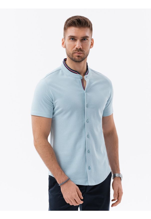 Ombre Clothing - Koszula męska dzianinowa z krótkim rękawem i kolorową stójką – błękitna V3. Typ kołnierza: kołnierzyk stójkowy. Kolor: niebieski. Materiał: dzianina. Długość rękawa: krótki rękaw. Długość: krótkie. Wzór: kolorowy. Styl: sportowy