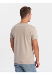 Ombre Clothing - Klasyczna męska koszulka z dekoltem w serek BASIC - piaskowy V5 S1369 - M. Typ kołnierza: dekolt w serek. Kolor: szary. Materiał: bawełna, jeans. Długość: krótkie. Styl: klasyczny #3
