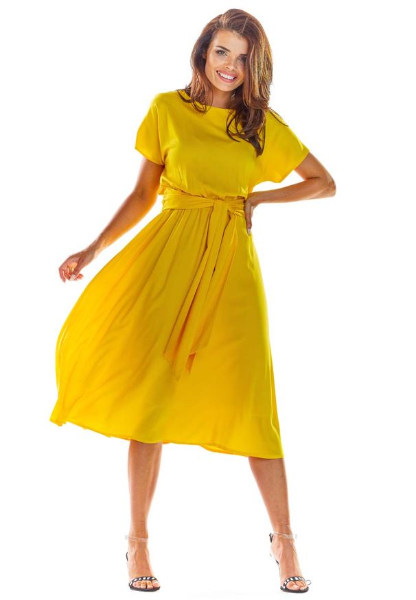 Awama - Żółta Rozkloszowana Midi Sukienka z Krótkim Kimonowym Rękawem. Kolor: żółty. Materiał: elastan, wiskoza. Długość: midi