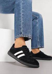 Renee - Czarno-Białe Płaskie Sneakersy ze Skóry Naturalnej z Ozdobnymi Paskami Nelarielis. Okazja: na spacer, na co dzień. Zapięcie: pasek. Kolor: czarny. Materiał: skóra. Wzór: paski. Sport: turystyka piesza #7