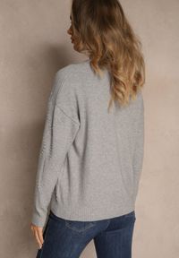 Renee - Szary Sweter z Tłoczonymi Sercami Unareia. Okazja: na co dzień. Kolor: szary. Materiał: jeans. Sezon: jesień. Styl: casual #4