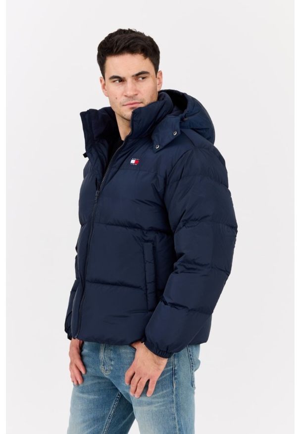 Tommy Jeans - TOMMY JEANS Granatowa puchowa kurtka z dużym logo Alaska. Kolor: niebieski. Materiał: puch. Styl: klasyczny, elegancki