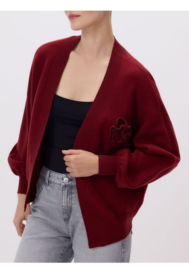 Reserved - Kardigan z różą - czerwony. Kolor: czerwony. Materiał: dzianina