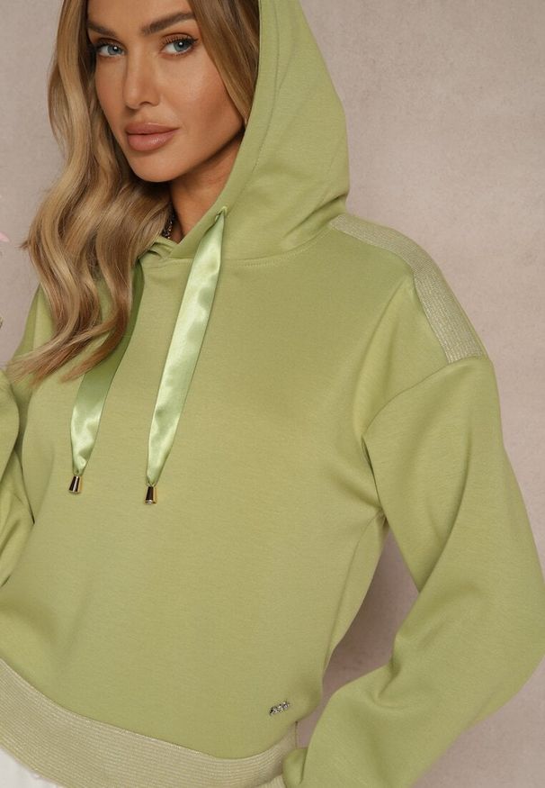 Renee - Zielona Bluza z Kapturem Ozdobiona Ściągaczami i Metaliczną Nitką Ulisiela. Okazja: na co dzień. Typ kołnierza: kaptur. Kolor: zielony. Materiał: jeans. Wzór: aplikacja. Styl: casual