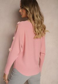 Renee - Ciemnoróżowy Sweter z Wiskozą Ozdobiony Wycięciami na Rękawach Evathia. Okazja: na co dzień. Kolor: różowy. Materiał: wiskoza. Wzór: aplikacja. Styl: wizytowy, elegancki, casual