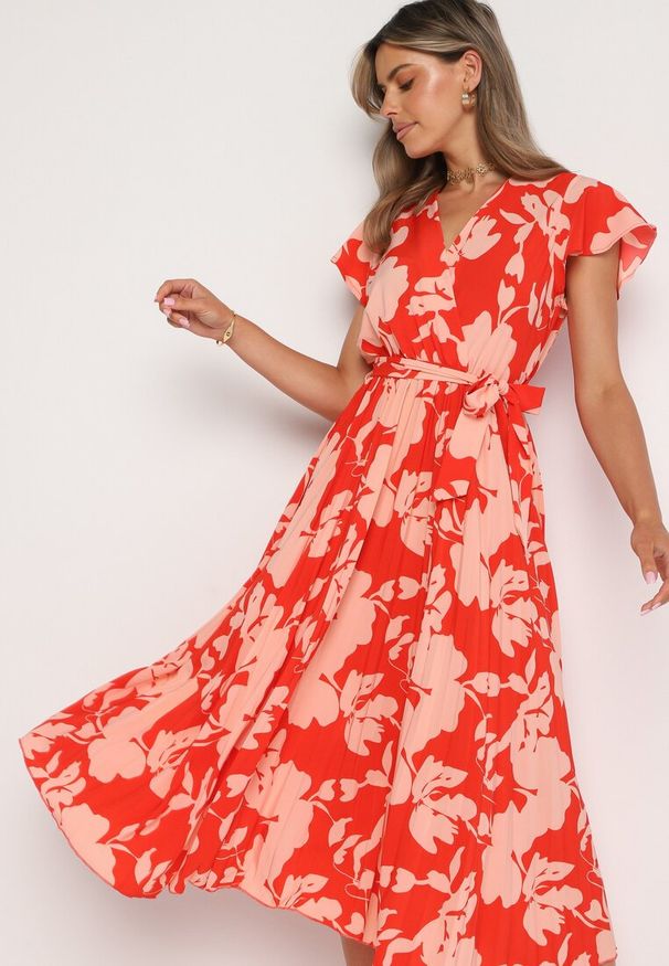 Born2be - Czerwono-Różowa Plisowana Koktajlowa Sukienka z Kopertowym Dekoltem Paskiem i Gumką w Talii Anelsea. Okazja: na spacer, na imprezę. Typ kołnierza: dekolt kopertowy. Kolor: czerwony. Długość rękawa: krótki rękaw. Wzór: aplikacja. Typ sukienki: kopertowe. Styl: wizytowy