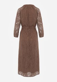 Born2be - Brązowa Koronkowa Sukienka Koszulowa o Rozkloszowanym Dole z Paskiem w Talii Nesssea. Okazja: do pracy, na co dzień. Kolor: brązowy. Materiał: koronka. Typ sukienki: koszulowe. Styl: elegancki, casual #2