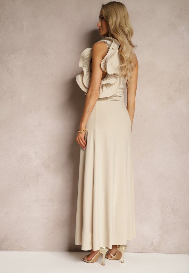 Renee - Beżowa Rozkloszowana Sukienka Asymetryczna z Dużymi Falbanami przy Ramionach Cevada. Okazja: na wesele, na co dzień, na ślub cywilny. Kolor: beżowy. Materiał: tkanina. Sezon: lato. Typ sukienki: asymetryczne. Styl: casual