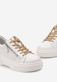 Born2be - Biało-Złote Sneakersy ze Skóry Naturalnej na Platformie Ozdobione Suwakiem Jugeria. Okazja: na co dzień. Kolor: biały. Materiał: skóra. Wzór: aplikacja. Obcas: na platformie #5