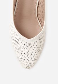 Renee - Białe Czółenka VICES z Ozdobnym Słupkiem Drobną Perforacją i Noskiem w Szpic Lynnsyss. Kolor: biały. Materiał: satyna. Obcas: na słupku. Styl: elegancki #9