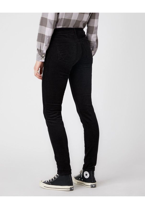 Wrangler - DAMSKIE SPODNIE MATERIAŁOWE WRANGLER SKINNY W28KWL100 112128354. Materiał: materiał