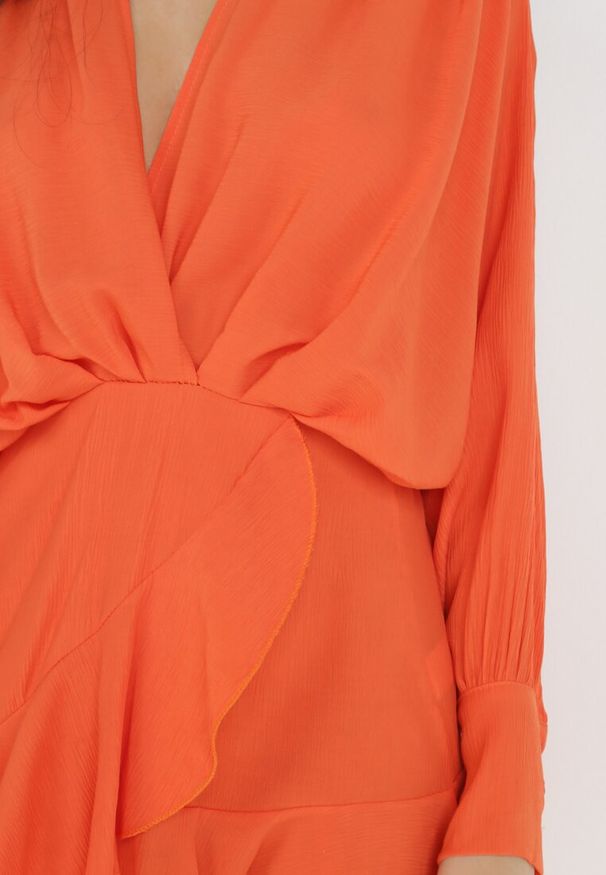 Born2be - Pomarańczowa Sukienka Appobe. Okazja: na imprezę. Typ kołnierza: dekolt w serek. Kolor: pomarańczowy. Materiał: wiskoza, tkanina. Wzór: aplikacja. Typ sukienki: kopertowe. Długość: mini