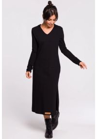 BeWear - Długa sukienka dresowa kaptur i dekolt V bawełniana czarna. Okazja: na spacer, na co dzień. Typ kołnierza: kaptur. Kolor: czarny. Materiał: bawełna, dresówka. Typ sukienki: sportowe, oversize, proste. Styl: casual, sportowy. Długość: maxi #1