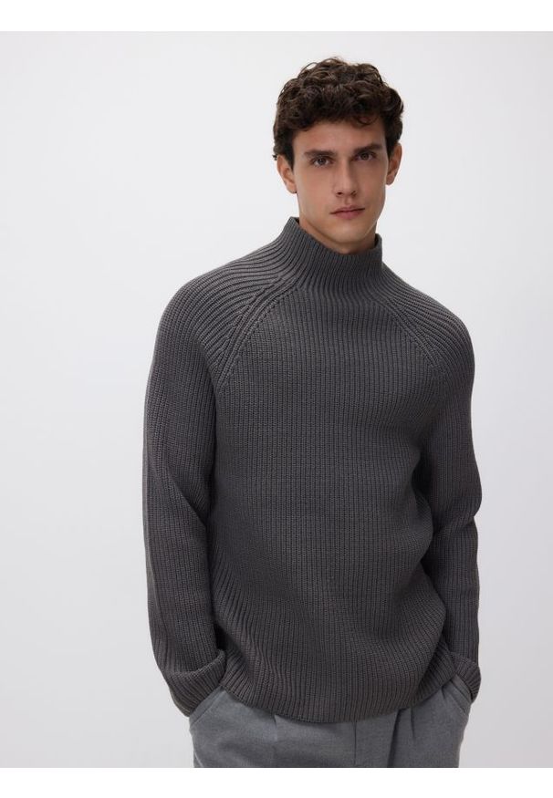 Reserved - Prążkowany sweter z niską stójką - ciemnoszary. Typ kołnierza: kołnierzyk stójkowy. Kolor: szary. Materiał: prążkowany