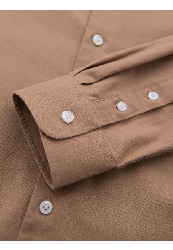 Ombre Clothing - Lniana koszula męska ze stójką i kieszenią REGULAR FIT – jasnobrązowa V7 OM-SHCS-0161 - XXL. Okazja: na co dzień. Typ kołnierza: kołnierzyk stójkowy. Kolor: brązowy. Materiał: len. Długość rękawa: długi rękaw. Długość: długie. Sezon: lato, wiosna. Styl: casual