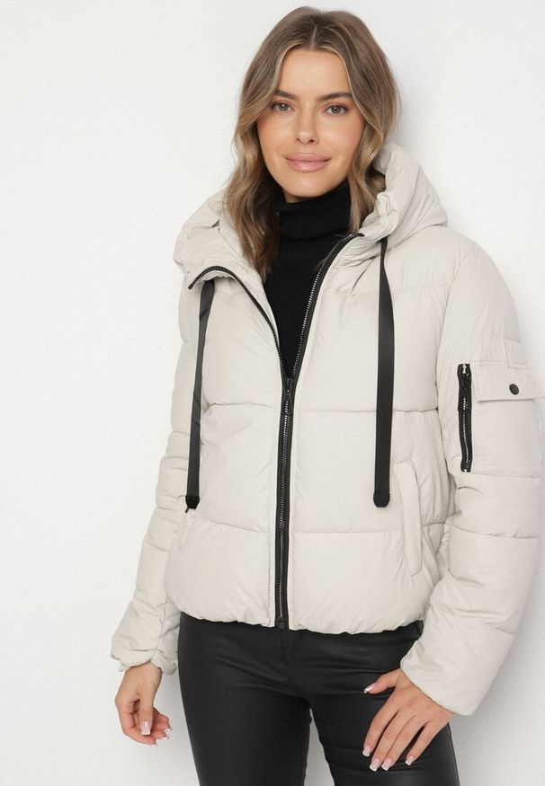 Born2be - Biała Pikowana Kurtka Puffer z Kapturem i Ozdobnymi Taśmami Relania. Okazja: na spacer, na co dzień. Typ kołnierza: kaptur. Kolor: biały. Materiał: dzianina, skóra, poliester. Styl: casual