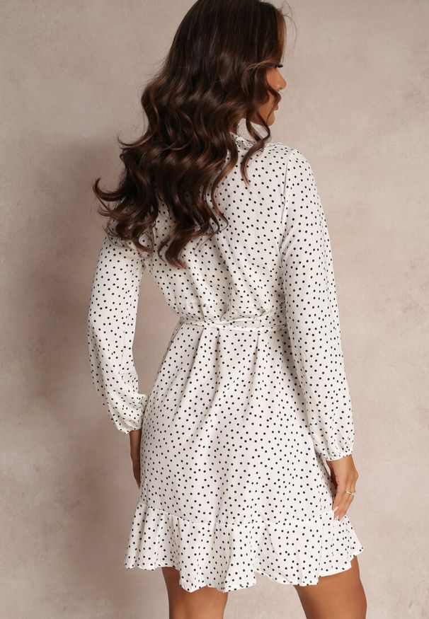 Renee - Biała Kopertowa Sukienka Mini Zdobiona Falbankami i Printem w Kropki Ophia. Typ kołnierza: kołnierz z falbankami. Kolor: biały. Wzór: aplikacja, nadruk, kropki. Typ sukienki: kopertowe. Długość: mini