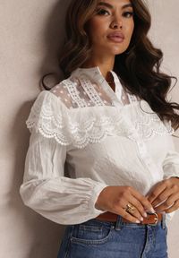 Renee - Biała Koszula z Falbanką i Koronką Phaedrike. Kolor: biały. Materiał: koronka. Wzór: koronka. Styl: klasyczny #1