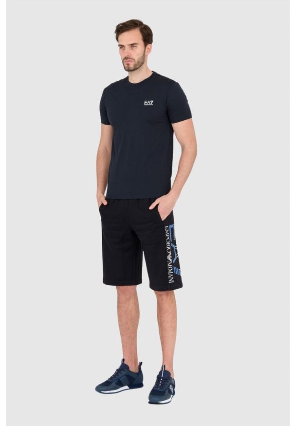EA7 Emporio Armani - EA7 Granatowy t-shirt męski z małym logo. Kolor: niebieski