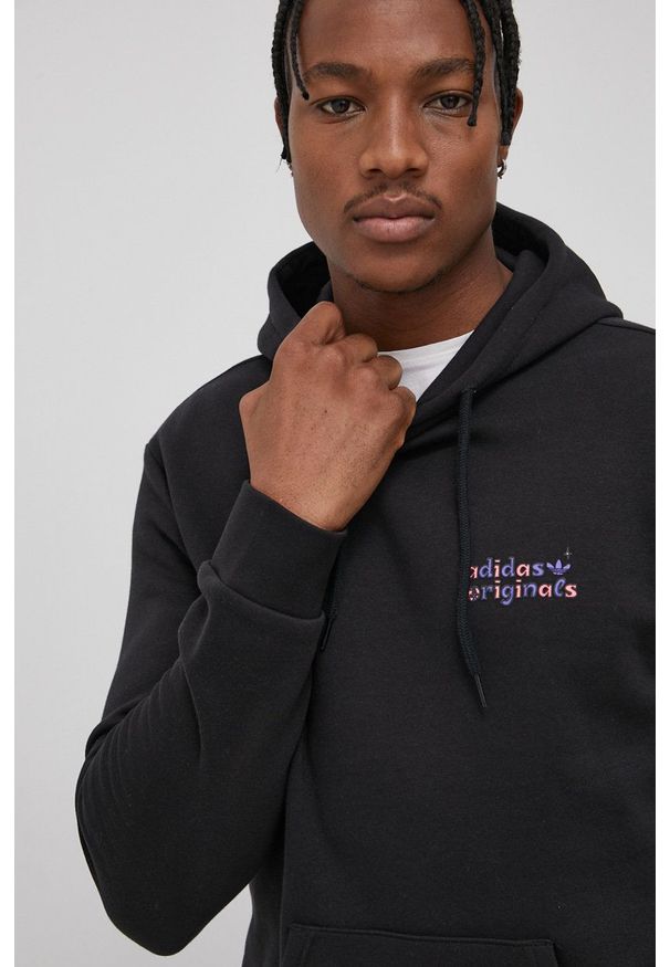 adidas Originals Bluza męska kolor czarny z kapturem z nadrukiem. Okazja: na co dzień. Typ kołnierza: kaptur. Kolor: czarny. Materiał: bawełna, poliester. Wzór: nadruk. Styl: casual