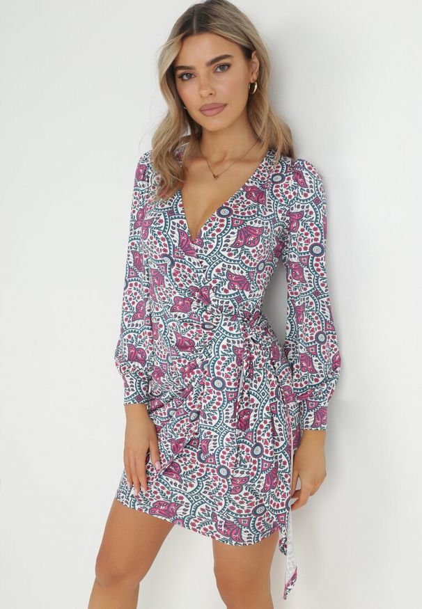 Born2be - Różowo-Fioletowa Kopertowa Sukienka z Długim Rękawem Teuila. Kolor: różowy. Materiał: tkanina. Długość rękawa: długi rękaw. Wzór: nadruk. Typ sukienki: kopertowe. Styl: elegancki. Długość: mini