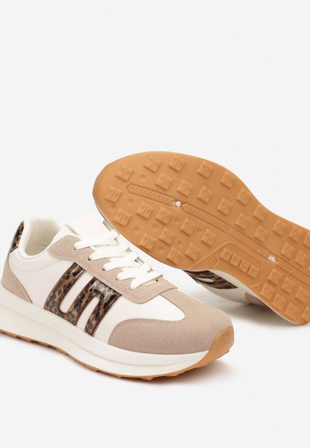 Born2be - Beżowo-Brązowe Płaskie Sneakersy z Geometrycznym Wzorem Nevlene. Nosek buta: okrągły. Zapięcie: sznurówki. Kolor: beżowy. Wzór: geometria. Obcas: na obcasie. Wysokość obcasa: niski