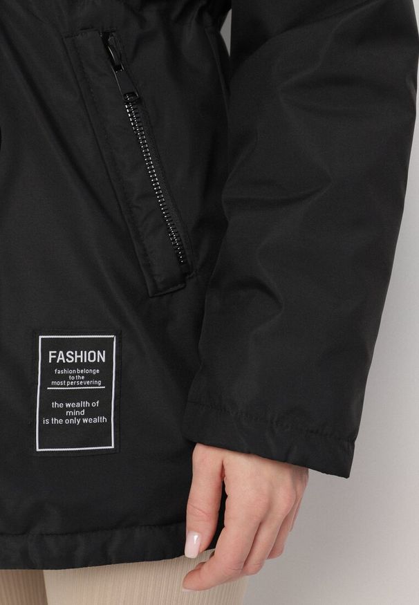 Born2be - Czarna Kurtka Parka z Kapturem i Kieszeniami Ściągana w Pasie Omeina. Okazja: na co dzień. Typ kołnierza: kaptur. Kolor: czarny. Materiał: jeans. Styl: elegancki, casual