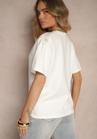 Renee - Biały T-shirt z Dekoltem w Serek Fonellea. Okazja: na co dzień. Typ kołnierza: dekolt w serek. Kolor: biały. Materiał: jeans. Styl: casual #3