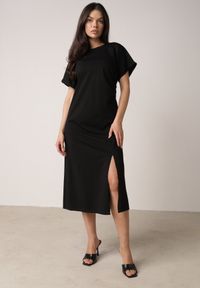 Born2be - Czarna Sukienka o Rozkloszowanym Kroju z Marszczeniem i Rozcięciem Zinnariae. Okazja: na co dzień. Kolor: czarny. Materiał: jeans. Styl: casual #1