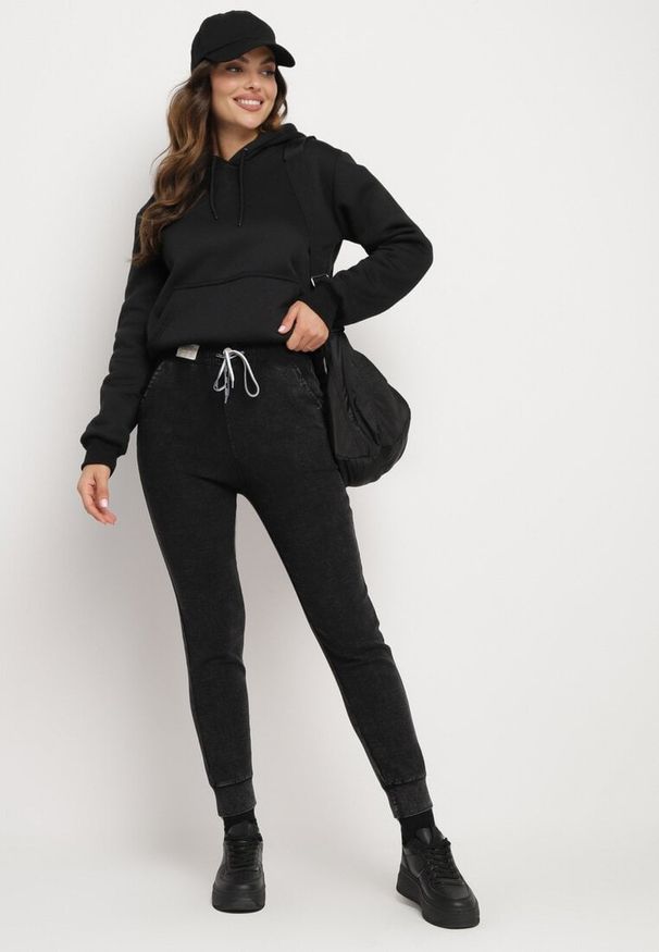 Born2be - Czarne Bawełniane Spodnie Dresowe Typu Jogger z Gumką i Sznureczkiem w Talii Kaithalia. Kolor: czarny. Materiał: bawełna, dresówka. Styl: elegancki, klasyczny