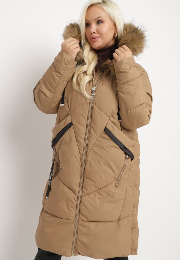 Born2be - Beżowa Kurtka Pikowana z Odpinanym Futerkiem Zivilda. Okazja: na co dzień. Kolekcja: plus size. Kolor: beżowy. Materiał: futro. Wzór: geometria. Styl: casual, elegancki, klasyczny