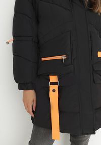 Born2be - Czarna Kurtka Pikowana Kilha. Okazja: na co dzień. Kolor: czarny. Materiał: wełna, guma. Długość: długie. Wzór: aplikacja. Sezon: zima. Styl: casual #8